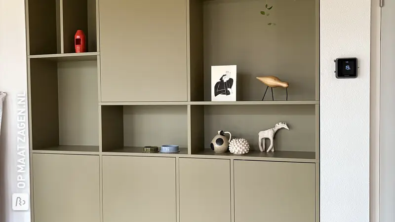 Stylish living room cabinet in a niche, by Susanne
